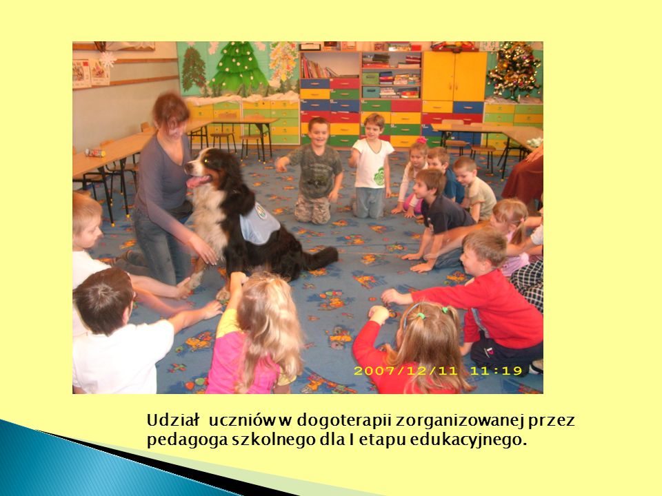 Udział uczniów w dogoterapii zorganizowanej przez pedagoga szkolnego dla I etapu edukacyjnego.