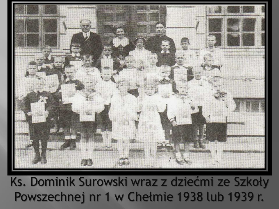 Ks. Dominik Surowski wraz z dziećmi ze Szkoły Powszechnej nr 1 w Chełmie 1938 lub 1939 r.