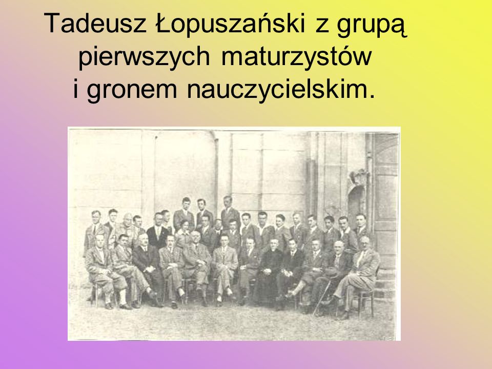 Tadeusz Łopuszański z grupą pierwszych maturzystów i gronem nauczycielskim.