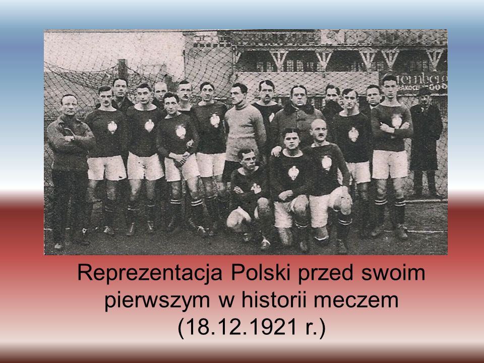 Reprezentacja Polski przed swoim pierwszym w historii meczem (18. 12