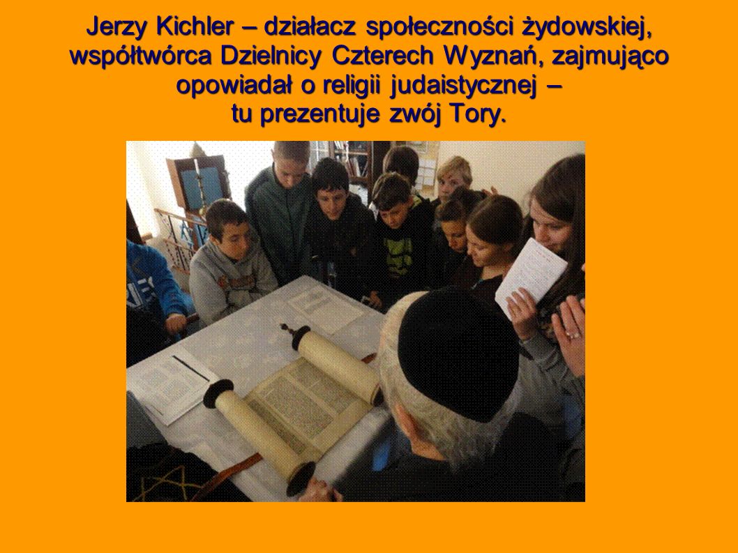 Jerzy Kichler – działacz społeczności żydowskiej, współtwórca Dzielnicy Czterech Wyznań, zajmująco opowiadał o religii judaistycznej – tu prezentuje zwój Tory.