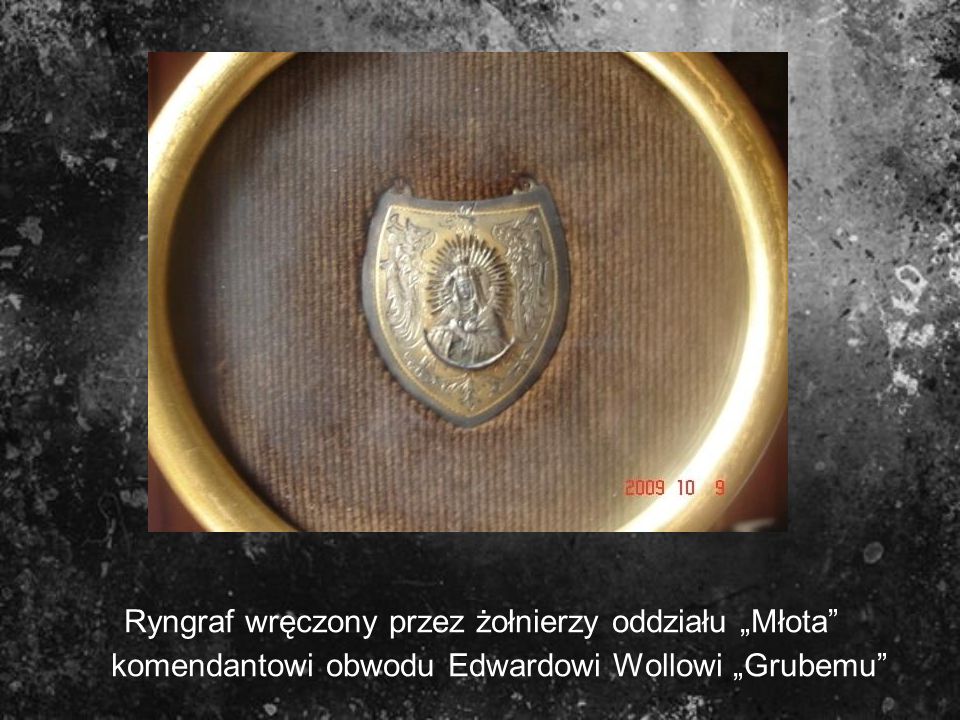 Ryngraf wręczony przez żołnierzy oddziału „Młota komendantowi obwodu Edwardowi Wollowi „Grubemu