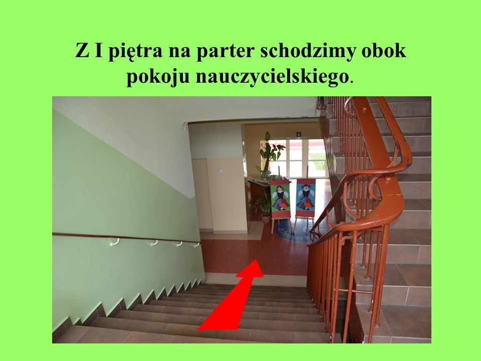 Z I piętra na parter schodzimy obok pokoju nauczycielskiego.