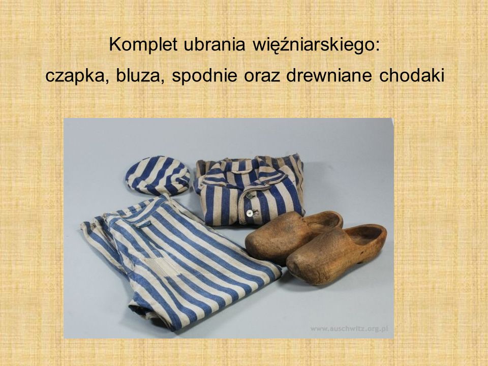 Komplet ubrania więźniarskiego: czapka, bluza, spodnie oraz drewniane chodaki