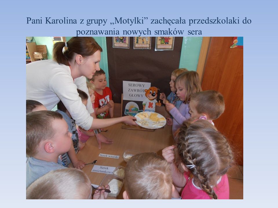 Pani Karolina z grupy „Motylki zachęcała przedszkolaki do poznawania nowych smaków sera