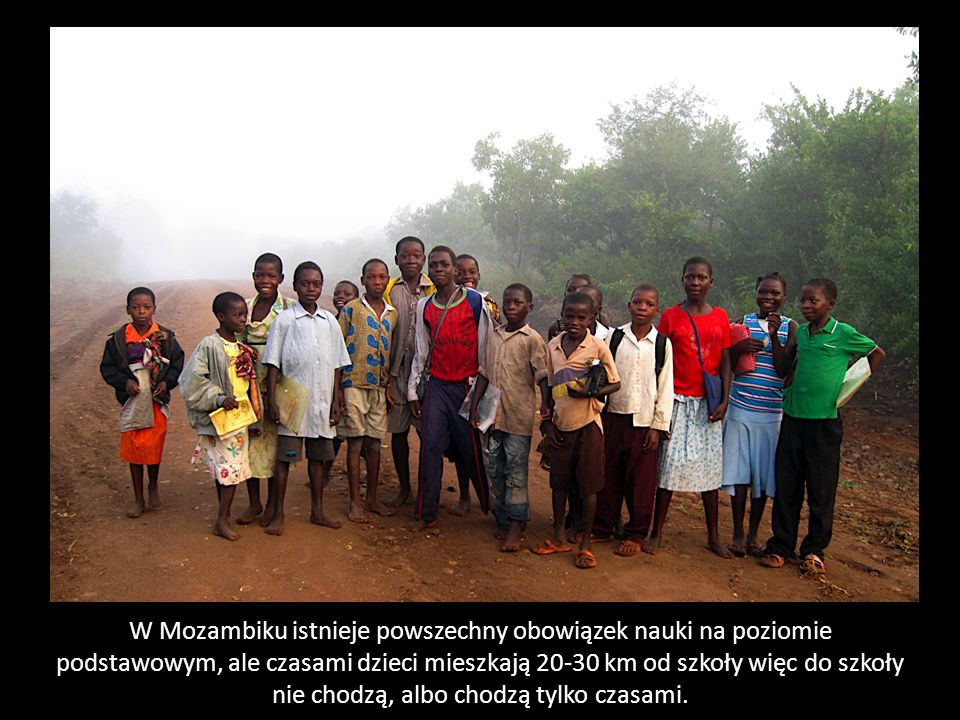 W Mozambiku istnieje powszechny obowiązek nauki na poziomie podstawowym, ale czasami dzieci mieszkają km od szkoły więc do szkoły nie chodzą, albo chodzą tylko czasami.