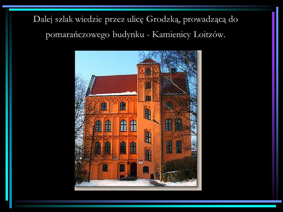 Dalej szlak wiedzie przez ulicę Grodzką, prowadzącą do pomarańczowego budynku - Kamienicy Loitzów.