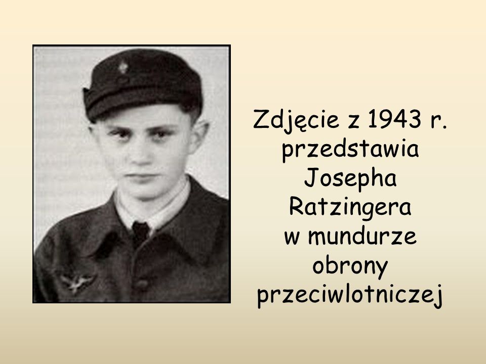 Zdjęcie z 1943 r. przedstawia Josepha Ratzingera w mundurze obrony przeciwlotniczej