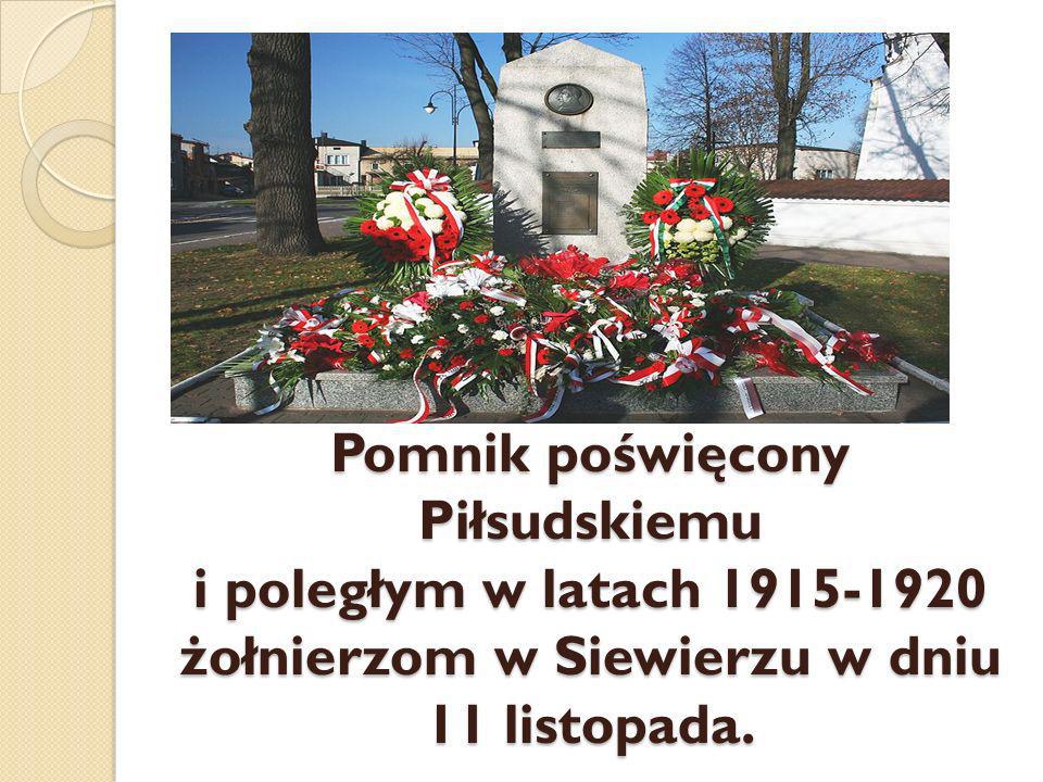 Pomnik poświęcony Piłsudskiemu i poległym w latach żołnierzom w Siewierzu w dniu 11 listopada.