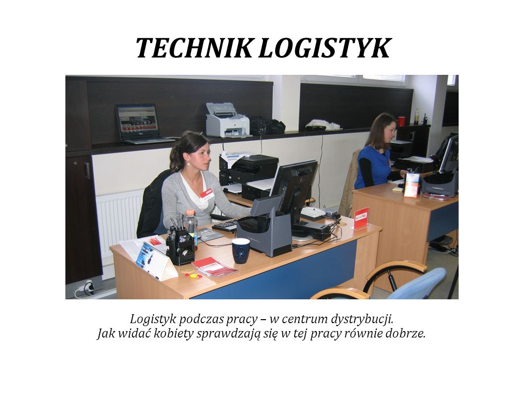 TECHNIK LOGISTYK Logistyk podczas pracy – w centrum dystrybucji.