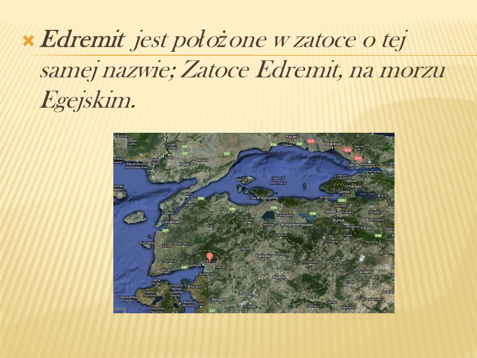 Edremit jest położone w zatoce o tej samej nazwie; Zatoce Edremit, na morzu Egejskim.