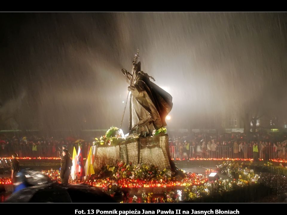Fot. 13 Pomnik papieża Jana Pawła II na Jasnych Błoniach