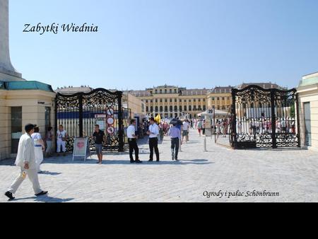 Zabytki Wiednia Ogrody i pałac Schönbrunn Przed wejściem do pałacu.