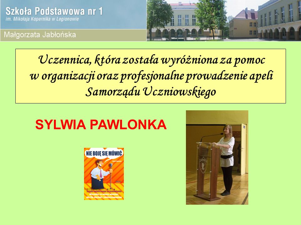 Uczennica, która została wyróżniona za pomoc w organizacji oraz profesjonalne prowadzenie apeli Samorządu Uczniowskiego