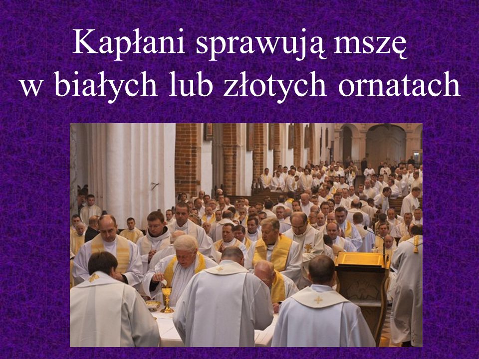 Kapłani sprawują mszę w białych lub złotych ornatach