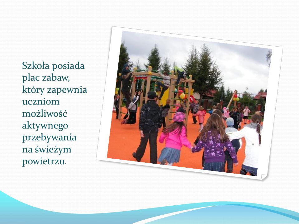 Szkoła posiada plac zabaw, który zapewnia uczniom możliwość aktywnego przebywania na świeżym powietrzu.