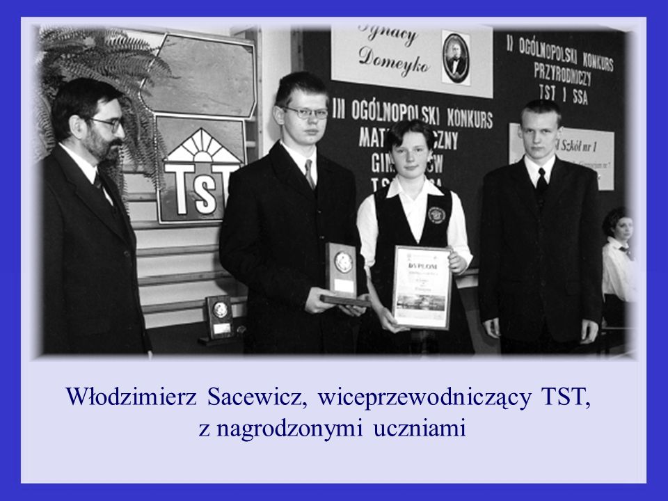 Włodzimierz Sacewicz, wiceprzewodniczący TST, z nagrodzonymi uczniami
