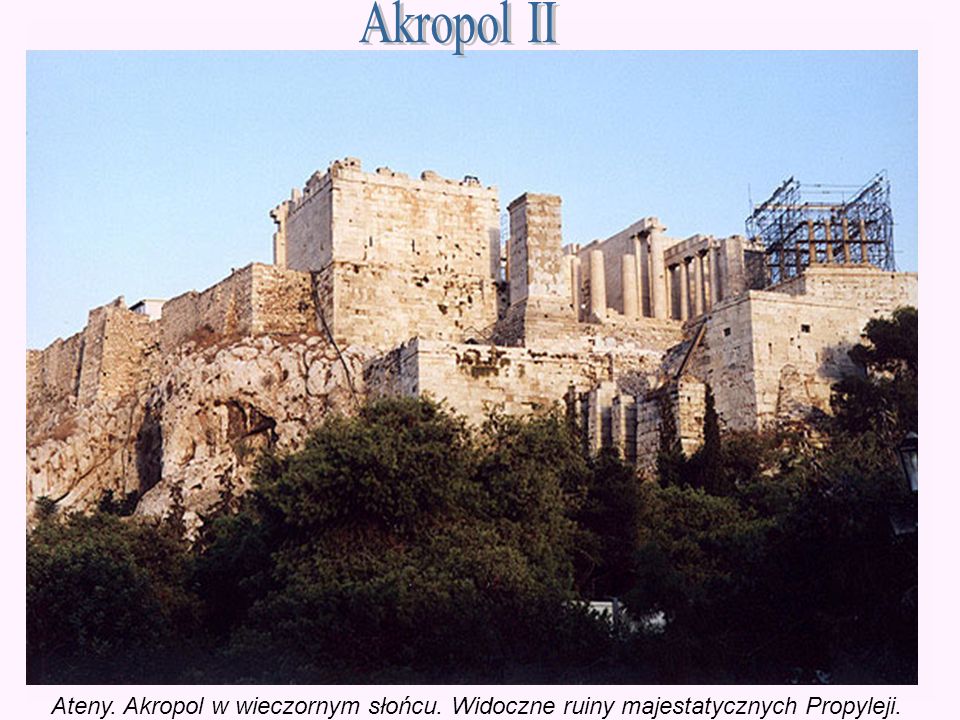 Akropol II Ateny. Akropol w wieczornym słońcu. Widoczne ruiny majestatycznych Propyleji.