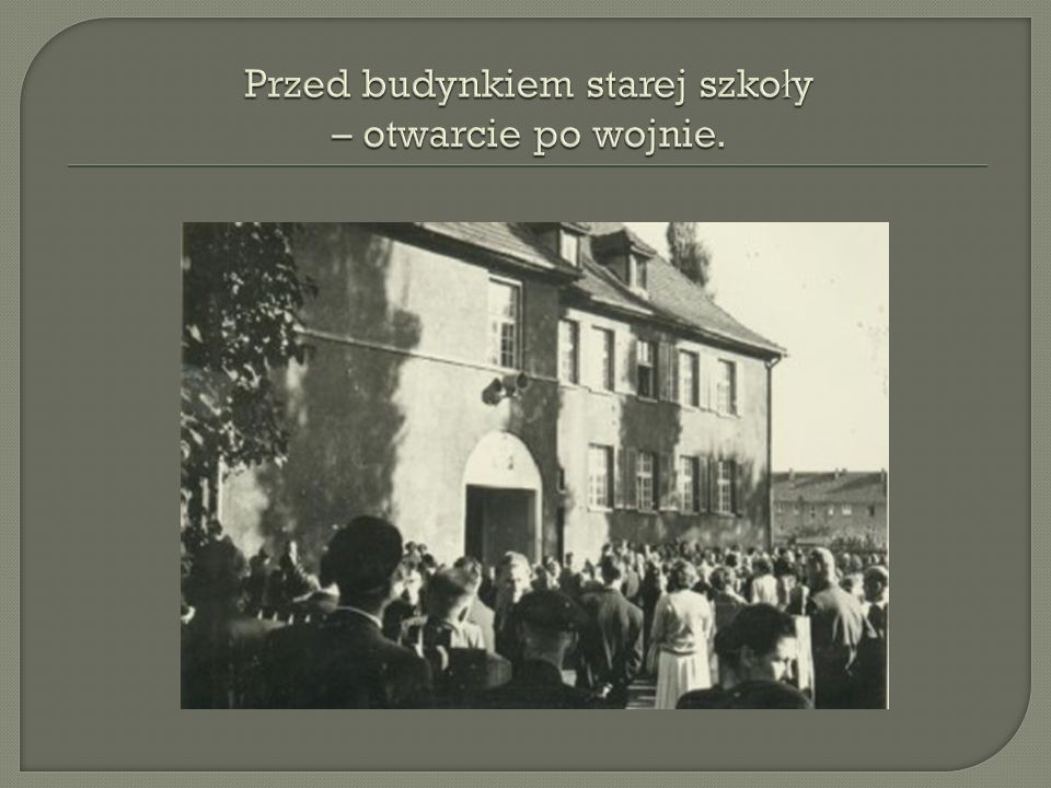 Przed budynkiem starej szkoły – otwarcie po wojnie.