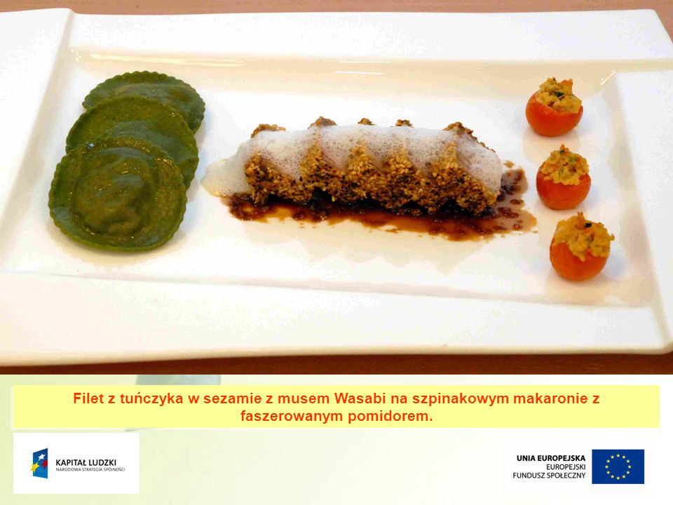 Filet z tuńczyka w sezamie z musem Wasabi na szpinakowym makaronie z faszerowanym pomidorem.