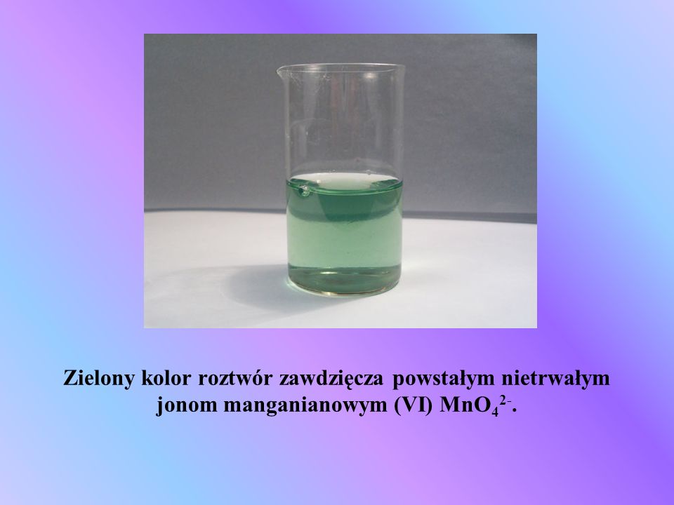 Zielony kolor roztwór zawdzięcza powstałym nietrwałym jonom manganianowym (VI) MnO42-.