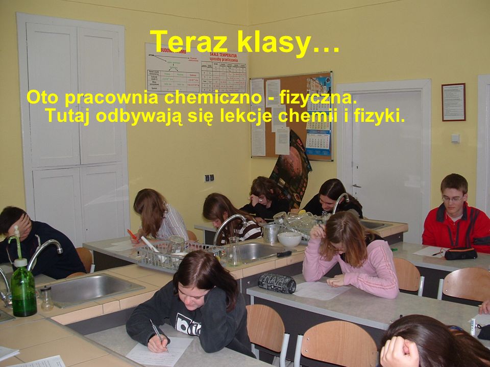 Teraz klasy… Oto pracownia chemiczno - fizyczna. Tutaj odbywają się lekcje chemii i fizyki.