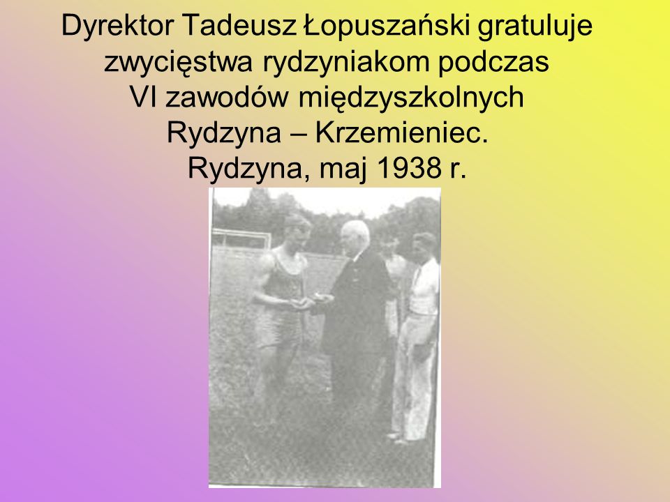 Dyrektor Tadeusz Łopuszański gratuluje zwycięstwa rydzyniakom podczas VI zawodów międzyszkolnych Rydzyna – Krzemieniec.