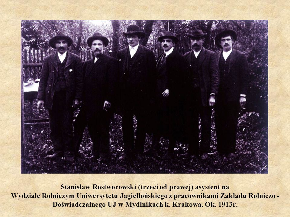 Stanisław Rostworowski (trzeci od prawej) asystent na Wydziale Rolniczym Uniwersytetu Jagiellońskiego z pracownikami Zakładu Rolniczo - Doświadczalnego UJ w Mydlnikach k.
