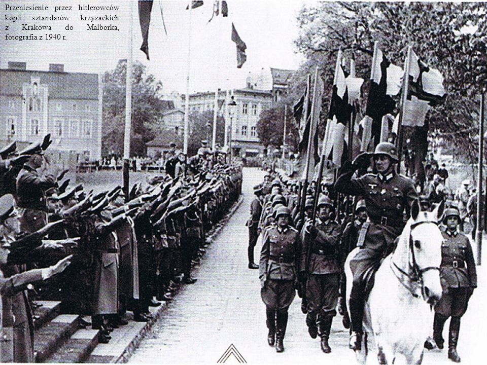 Przeniesienie przez hitlerowców kopii sztandarów krzyżackich z Krakowa do Malborka, fotografia z 1940 r.
