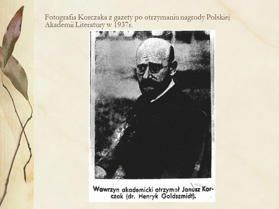 Fotografia Korczaka z gazety po otrzymaniu nagrody Polskiej Akademii Literatury w 1937r.