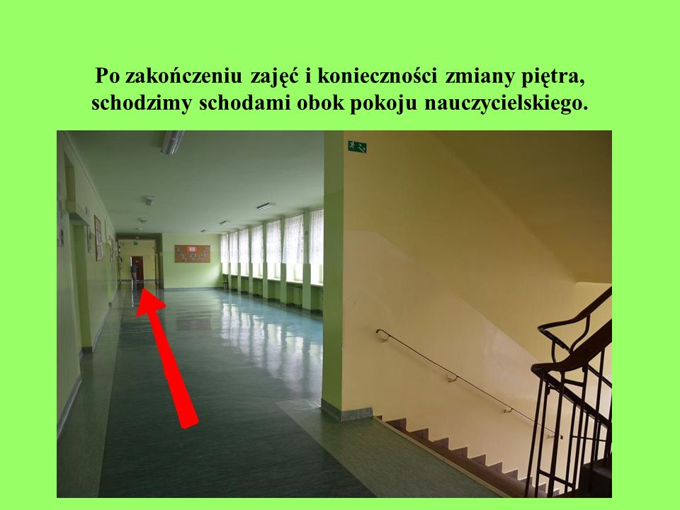 Po zakończeniu zajęć i konieczności zmiany piętra, schodzimy schodami obok pokoju nauczycielskiego.