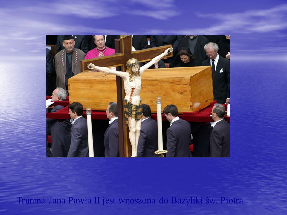 Trumna Jana Pawła II jest wnoszona do Bazyliki św. Piotra