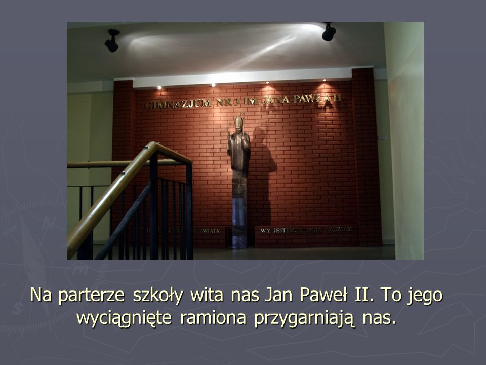 Na parterze szkoły wita nas Jan Paweł II