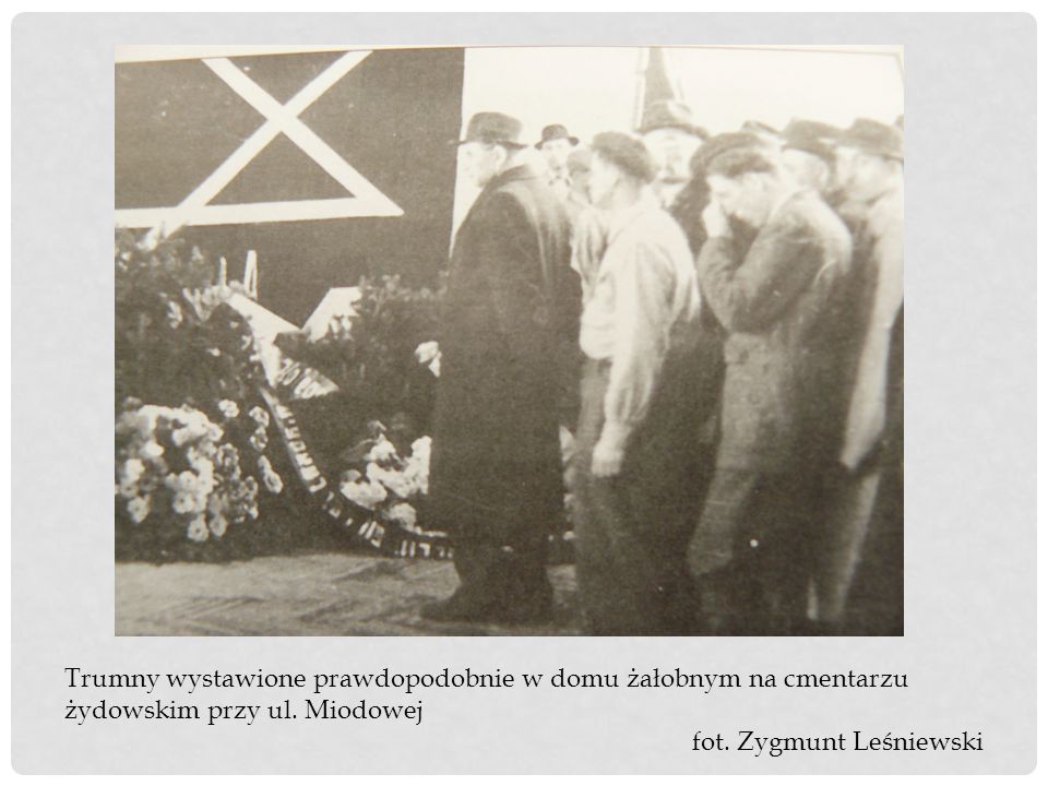 Trumny wystawione prawdopodobnie w domu żałobnym na cmentarzu żydowskim przy ul. Miodowej