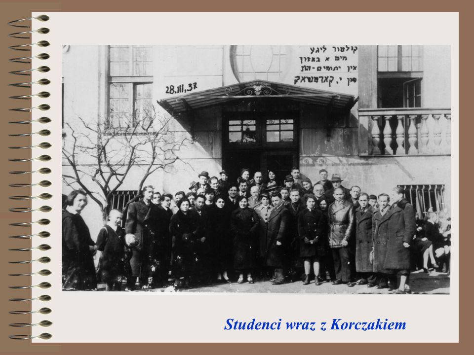 Studenci wraz z Korczakiem