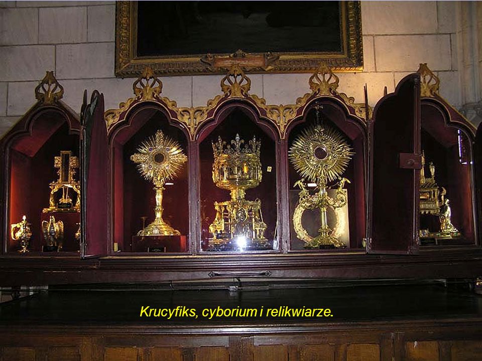 Krucyfiks, cyborium i relikwiarze.