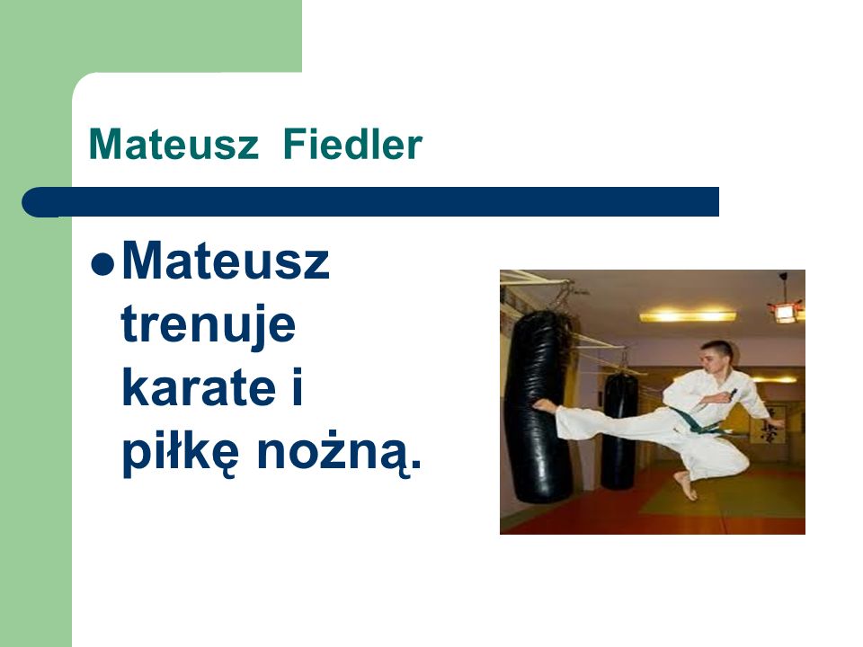 Mateusz trenuje karate i piłkę nożną.