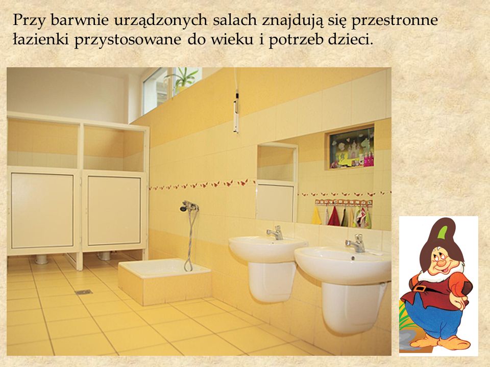 Przy barwnie urządzonych salach znajdują się przestronne łazienki przystosowane do wieku i potrzeb dzieci.