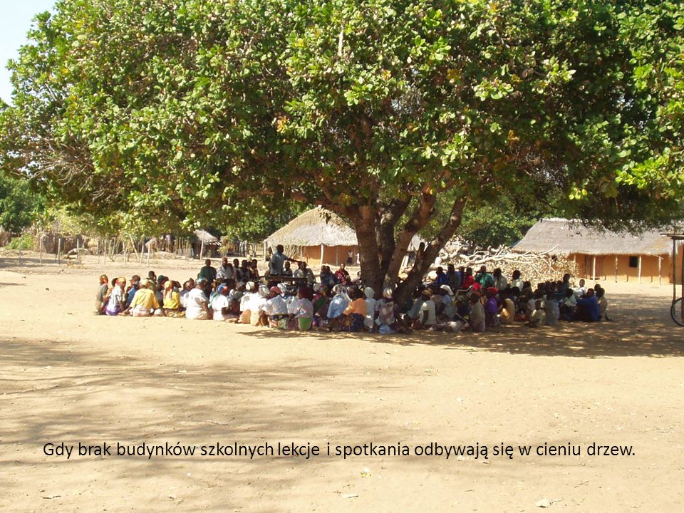 Gdy brak budynków szkolnych lekcje i spotkania odbywają się w cieniu drzew.