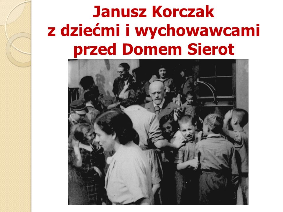 Janusz Korczak z dziećmi i wychowawcami przed Domem Sierot