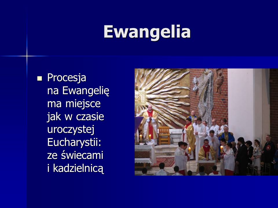 Ewangelia Procesja na Ewangelię ma miejsce jak w czasie uroczystej Eucharystii: ze świecami i kadzielnicą.