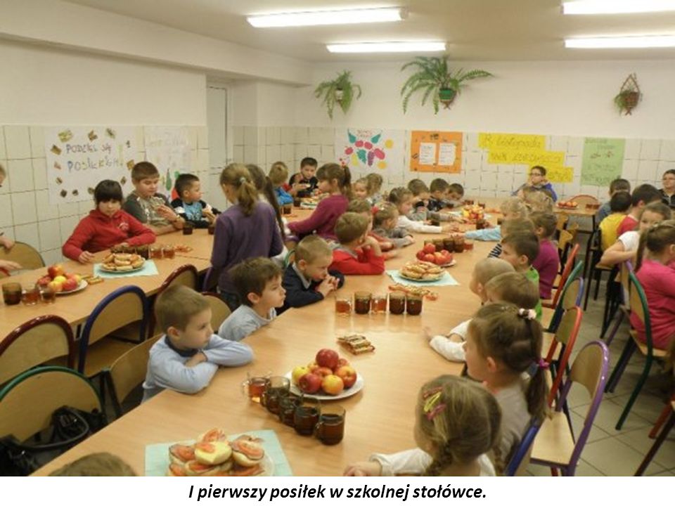I pierwszy posiłek w szkolnej stołówce.