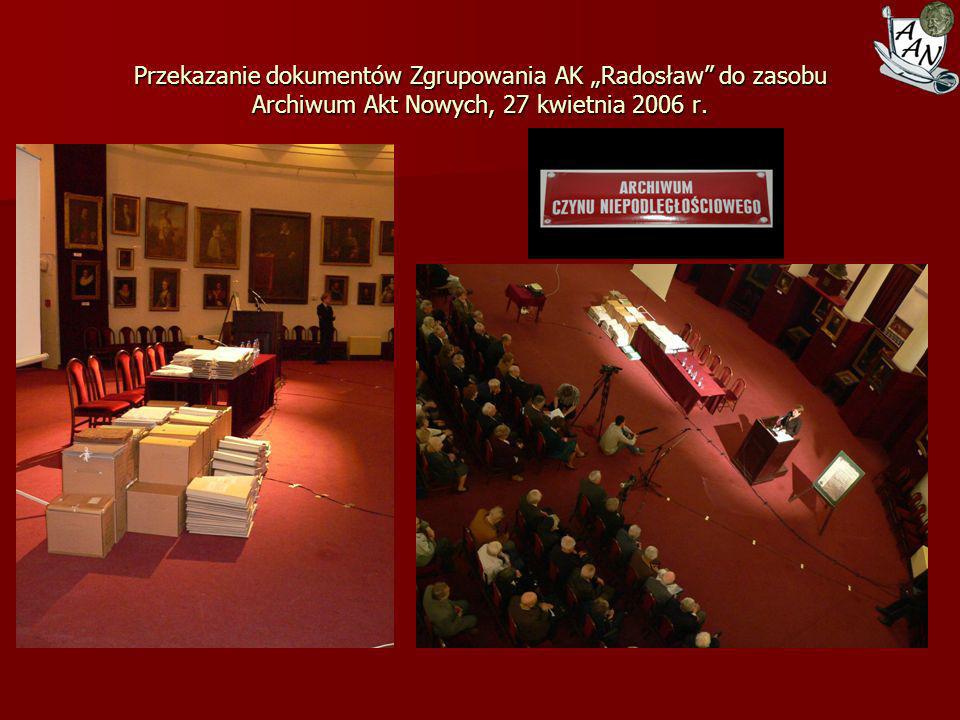 Przekazanie dokumentów Zgrupowania AK „Radosław do zasobu Archiwum Akt Nowych, 27 kwietnia 2006 r.