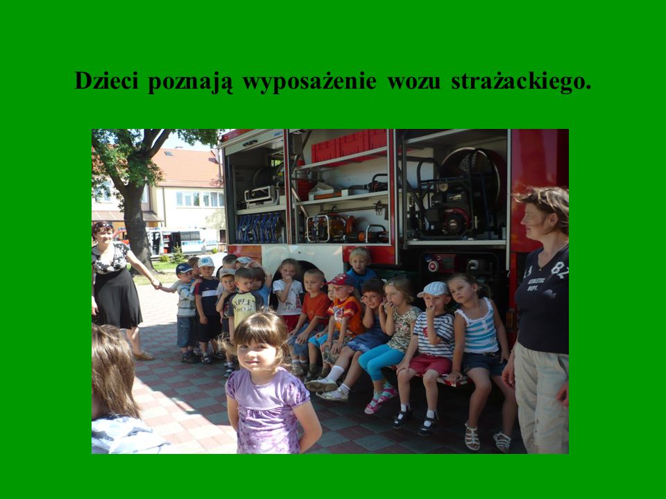 Dzieci poznają wyposażenie wozu strażackiego.
