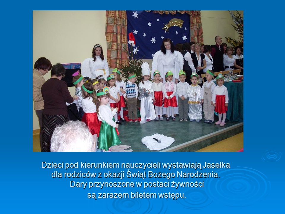 Dzieci pod kierunkiem nauczycieli wystawiają Jasełka dla rodziców z okazji Świąt Bożego Narodzenia.