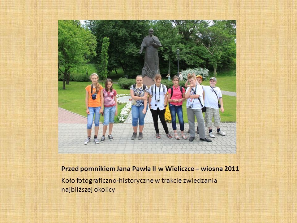 Przed pomnikiem Jana Pawła II w Wieliczce – wiosna 2011