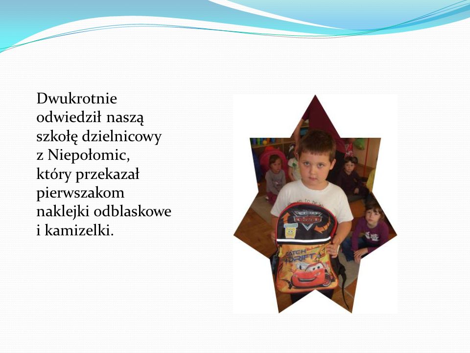 Dwukrotnie odwiedził naszą szkołę dzielnicowy z Niepołomic, który przekazał pierwszakom naklejki odblaskowe i kamizelki.