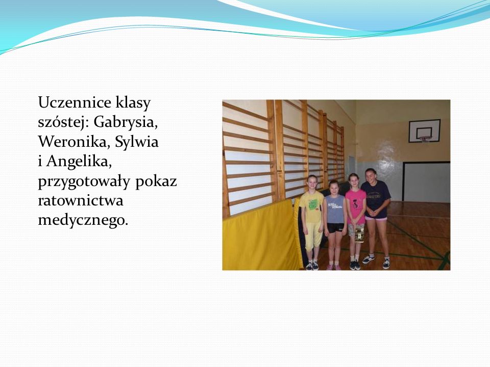 Uczennice klasy szóstej: Gabrysia, Weronika, Sylwia i Angelika, przygotowały pokaz ratownictwa medycznego.