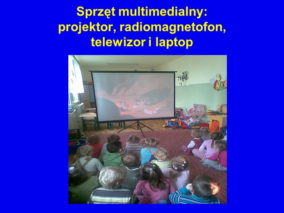Sprzęt multimedialny: projektor, radiomagnetofon, telewizor i laptop