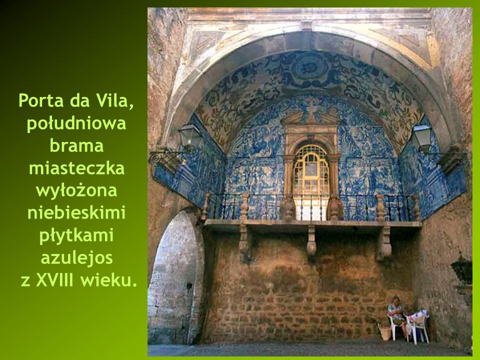 Porta da Vila, południowa brama miasteczka wyłożona niebieskimi płytkami azulejos z XVIII wieku.